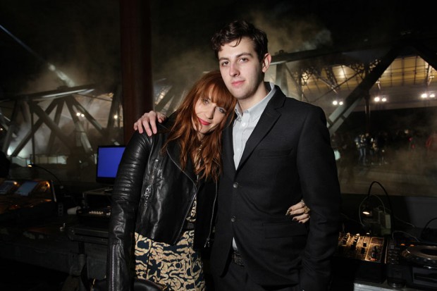 Jamie XX y Florence Welch en el desfile de Kenzo