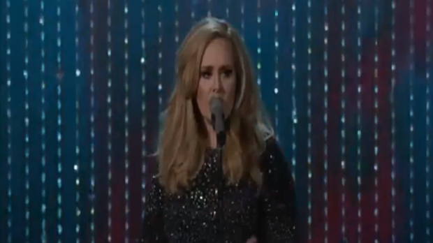 Adele en vivo en la ceremonia de premiación de los Premios Oscar