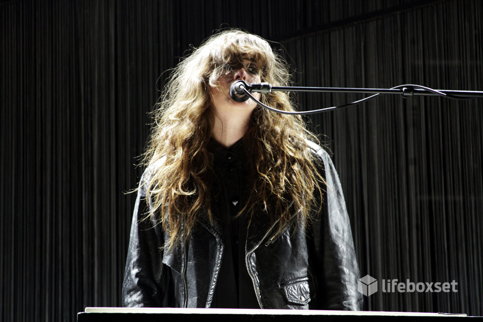 Victoria Legrand al centro del Outdoor Theatre en Coachella 2013.