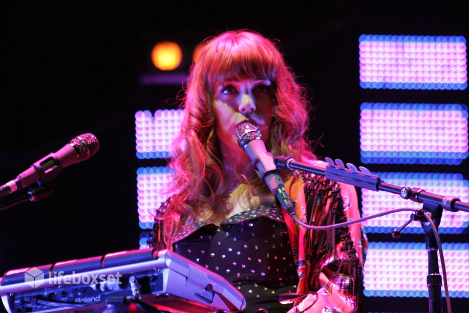 Jenny Lewis hace los coros y teclados en varias canciones de la banda. / Foto: Daniel Patlán