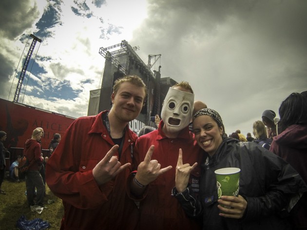 #8 de Slipknot posando con fans de la banda.