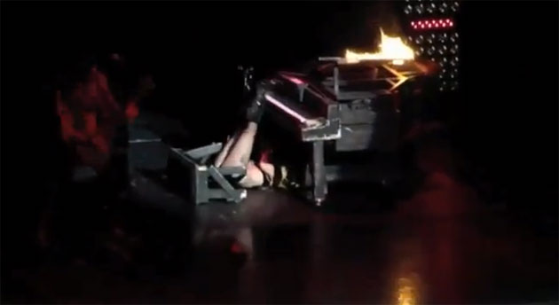 Lady Gaga cayó de su banco mientras tocaba el piano.