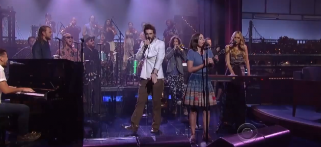 Edward Sharpe & the Magnetic Zeros en vivo.