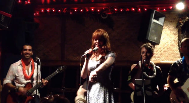 Florence en vivo con la banda Sourberry.