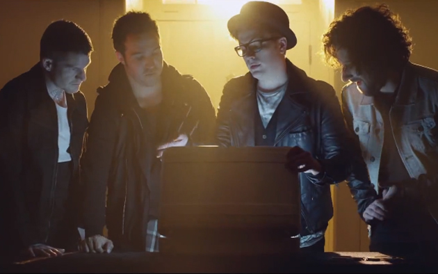 Fall Out Boy en el video para "The Phoenix".