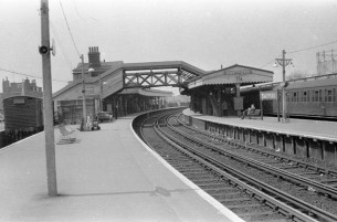 Estación de trenes en Dartford, lugar donde se reencontró con Keith Richards.