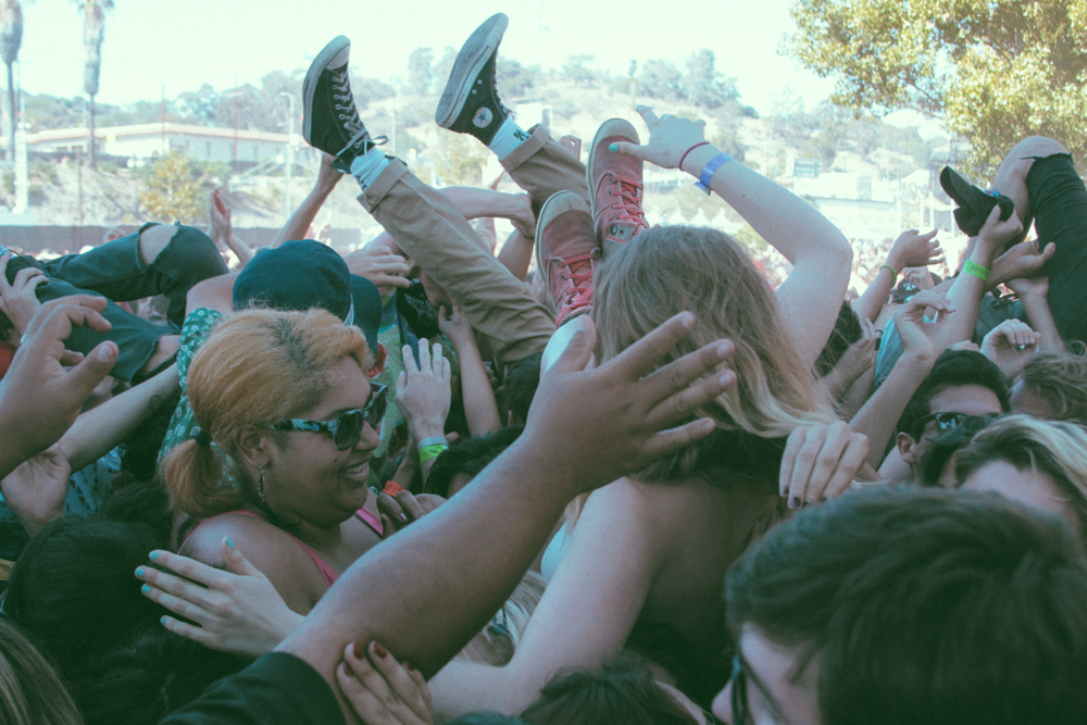 El domingo fue el día que más gente vimos volar y hacer crowdsurfing mientras disfrutaban de sus bandas favoritas desde temprana hora.