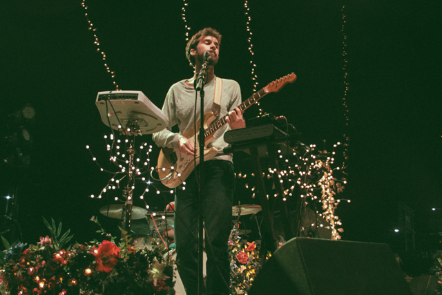 La banda y el escenario de Washed Out.