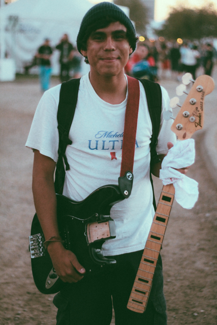 Él se ganó el bajo que rompieron y aventaron Poolside durante su presentación.