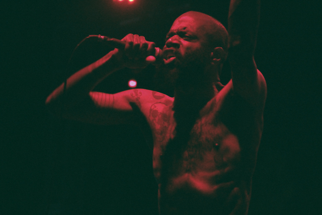 Death Grips. La incertidumbre causada por su no presentación en Lollapalooza se disipó cuando los tres integrantes subieron al escenario.