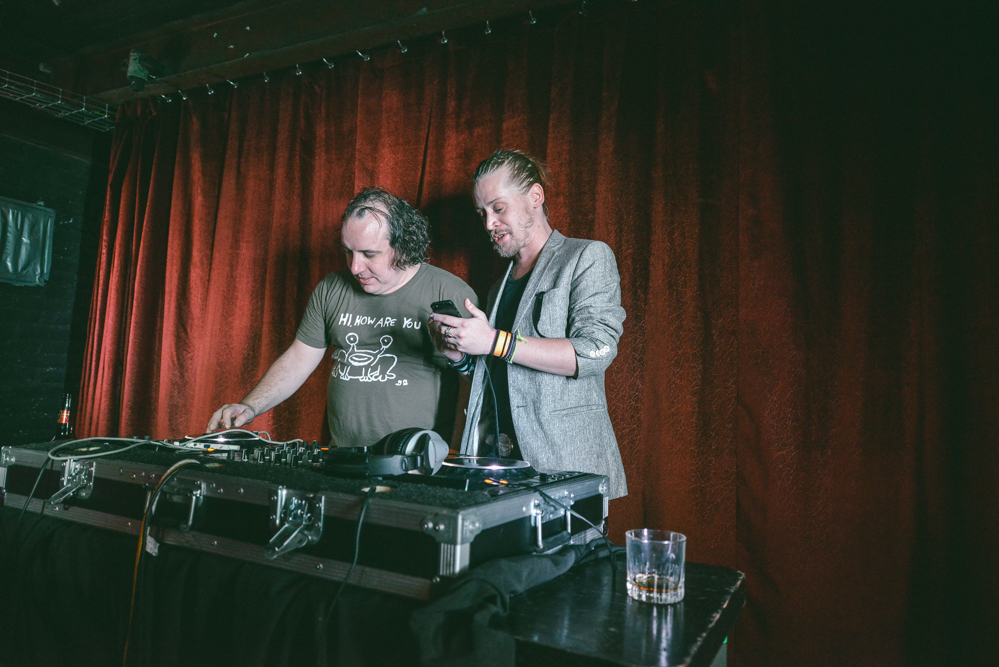 DJ set de Macaulay Culkin, Rey Pila y Har Mar Superstar.