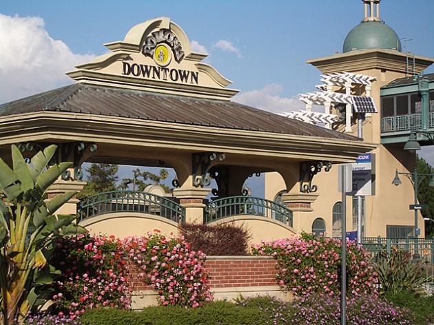 Estación del Metro "Downtown" en el centro de Pomona, California.