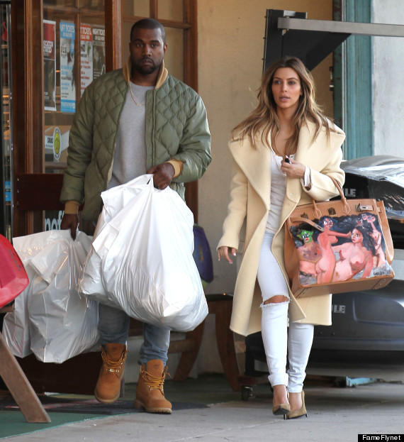 Kanye West y Kim Kardashian con su bolso nuevo.
