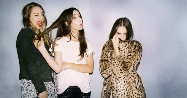 Haim comparte su propia versión de Bad Liar, original de Selena Gomez