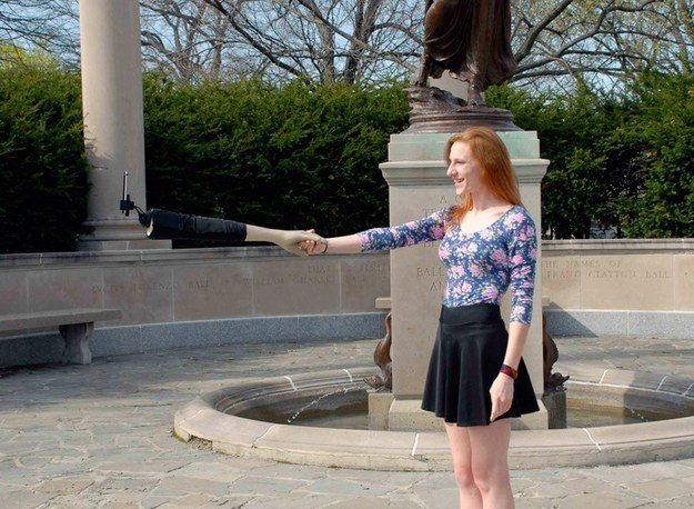 Selfie stick con forma de brazo: un invento forever alone