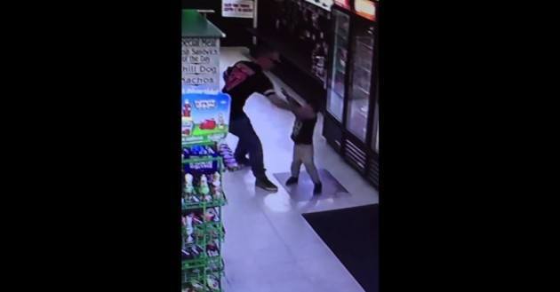 Papá golpea a su hijo en la casa en súper mercado (video)