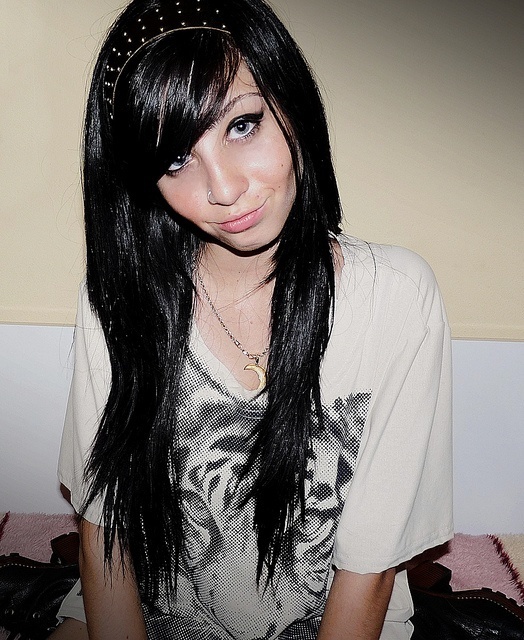 black-hair-emo-eyes-flash-girl-gold-Favim.com-107867