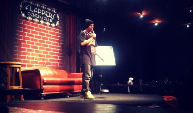 Donovan_Strain_performing_stand-up_at_Flappers_Comedy_Club_in_Burbank,_CA_2013