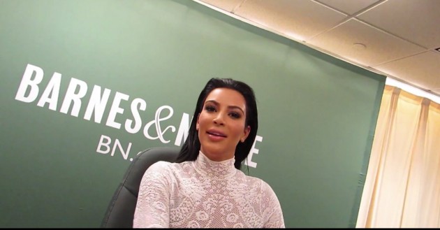 Kim Kardashian: activistas llegan a presentación de libro