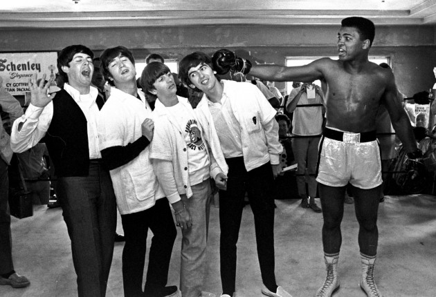 By Autore Sconosciuto - http://wzlx.cbslocal.com/2014/02/18/the-beatles-met-muhammad-ali-50-years-ago-today-and-it-was-even-better-than-you-imagine-photos/, Public Domain, https://commons.wikimedia.org/w/index.php?curid=38755704