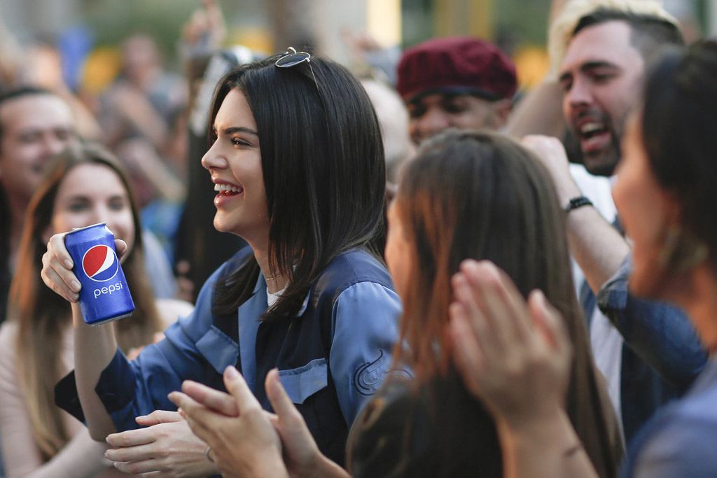 Pepsi Kendall Jenner Comercial Chemical Brothers