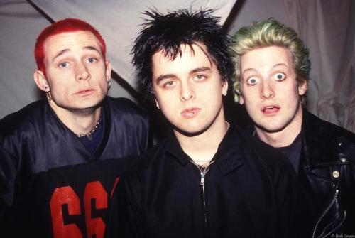 Ha surgido un video de Green Day tocando en el campus de su prepa