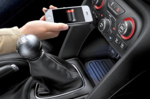 Nuevo cargador inalámbrico de celular para auto diseñado por Chrysler