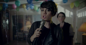 Tegan & Sara de fiesta en los noventa para su nuevo video