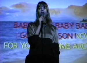 Cassie Ramone va al karaoke en el nuevo video de The Babies