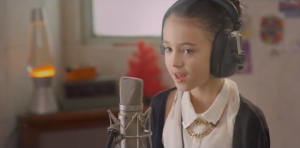 Jessie Ware se vuelve una adorable niña en el video de “Sweet Talk”