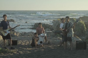 Ases Falsos se instalan en la playa para el video de “Pacífico”, su nuevo sencillo