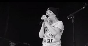 Ellie Goulding muestra su paso por Norteamérica en el video para “Explosions”
