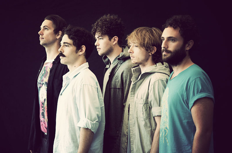 Escucha ocho canciones nuevas de Local Natives