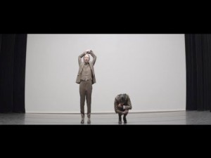 Thom Yorke vuelve con sus pasos de baile en un nuevo video de Atoms for Peace
