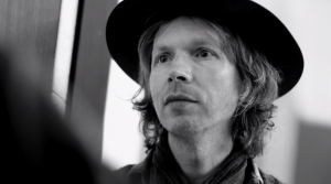 Aquí una prueba del cover de Beck a “Sound & Vision” de David Bowie