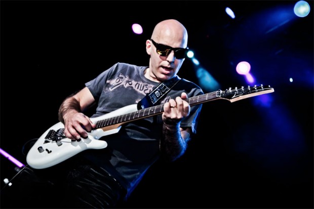 Es difícil clasificar a Joe Satriani como sobrevalorado. No pretende ser creativo por que no lo es y totalmente pretende ser virtuoso por que sí lo es.