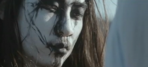 Muse con surfistas black metal en su video para “Supremacy”