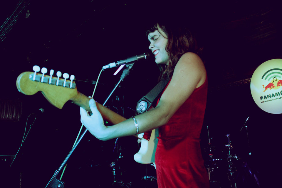 Acompañada a veces con guitarra acústica y otras cuantas con eléctrica, Camila dejó boquiabiertos a los asistentes al Caradura con su excepcional voz. Foto: Daniel Patlán