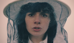 Fear of Men cambian la música por apicultura en “Seer”