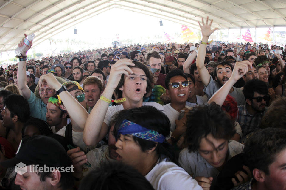 El público amontonado en la carpa Mojave para ver a DIIV. Foto: Daniel Patlán.