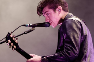Arctic Monkeys arrancan su nueva gira estrenando canción, escuchen “Do I Wanna Know?”
