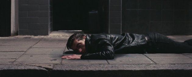 Alex Turner borracho en la calle.