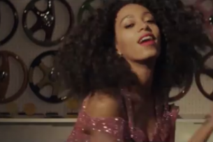 Solange nos muestra sus mejores pasos de baile en su nuevo video