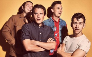 Arctic Monkeys y su cover a “Hold On, We’re Going Home” de Drake