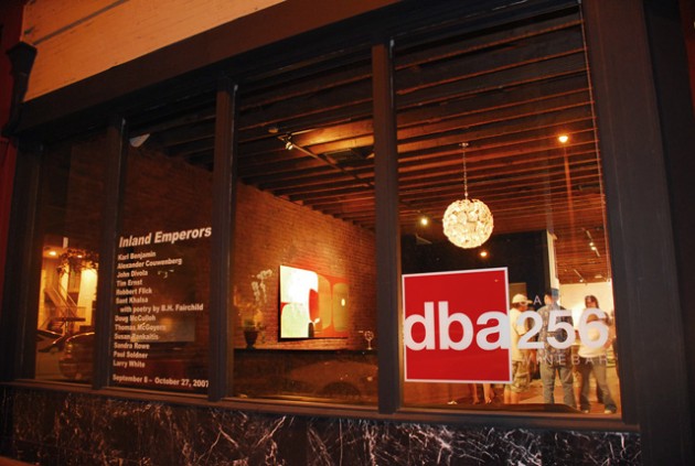 El dba256 Gallery and Wine Bar ofrece nuevos vinos y cervezas cada semana.