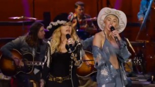 Miley Cyrus y Madonna juntas, en vivo y en versión country