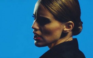 Anna Calvi presenta el videoclip para “Piece by Piece”