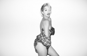 Rita Ora bajo el sexy lente de Terry Richardson