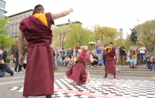 Monjes budistas rinden tributo a Adam MCA Yauch en forma de breakdance
