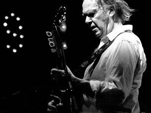 Hackean la cuenta de Twitter de Neil Young… y las cosas se ponen raras